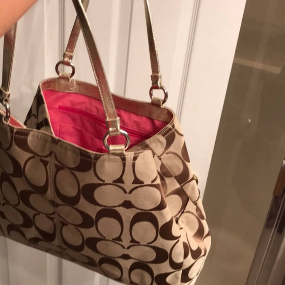 🎀🍒Large Coach Handbag!! 💯Authentic! - Picture 2 of 5